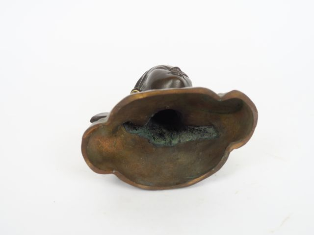 Buste de jeune femme d'Annam en cuivre de patine brun clair. Vitenam, 