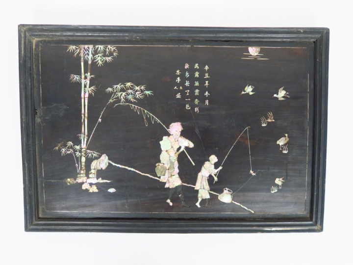 Plateau en bois sombre et marqueterie de nacre, décor de pêcheur et so