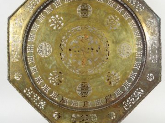 Vente aux enchères Plateau en cuivre, décor ajouré de calligraphies, d'oiseaux et feuilla