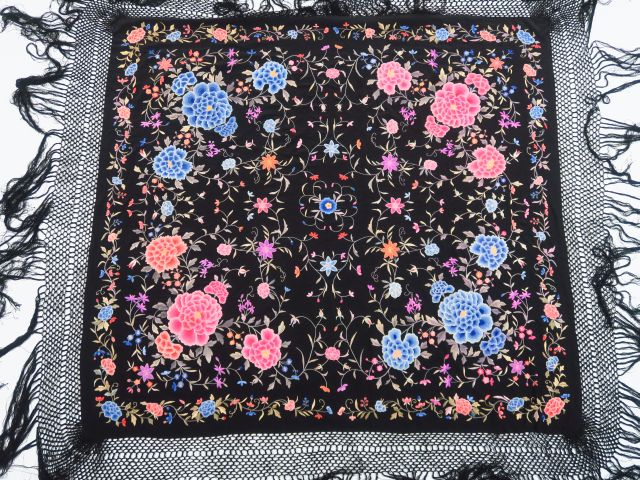 Grand châle en soie et lin brodé, à décor en polychromie de fleurs.