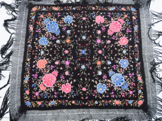 Vente aux enchères Grand châle en soie et lin brodé, à décor en polychromie de fleurs.