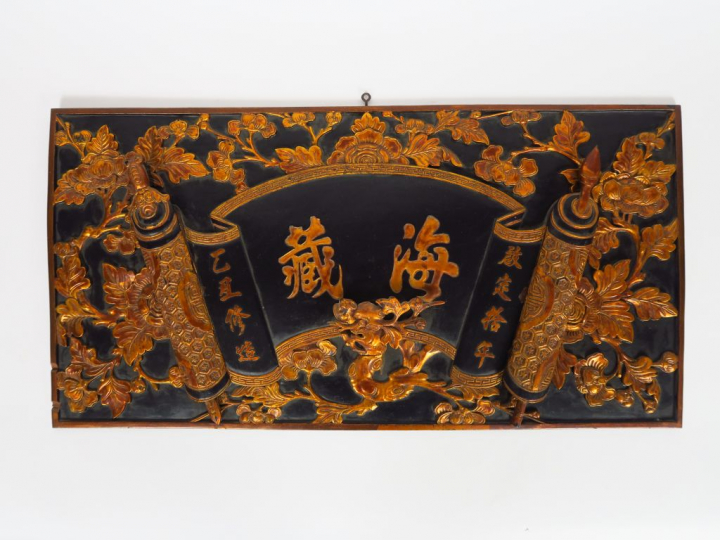 Deux enseignes en bois laqué et doré.  Vietnam, vers 1900. 37 x 74 cm