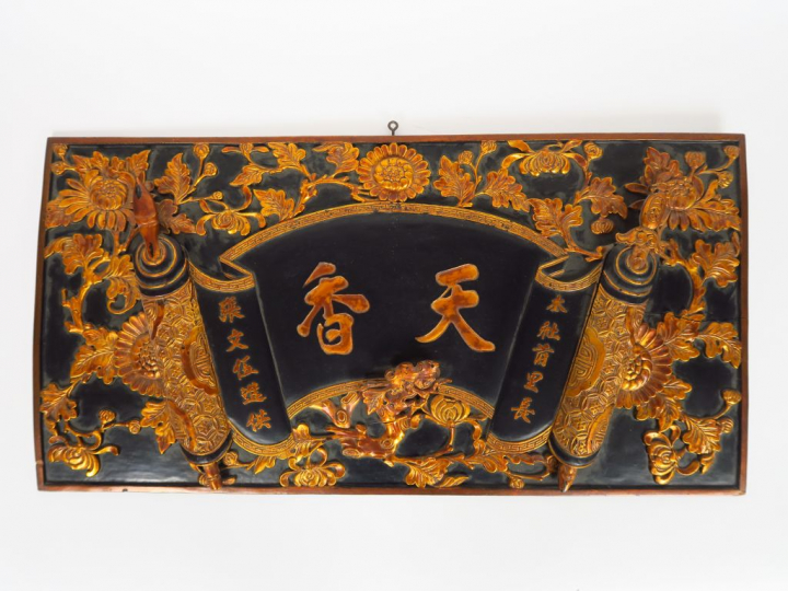 Deux enseignes en bois laqué et doré.  Vietnam, vers 1900. 37 x 74 cm