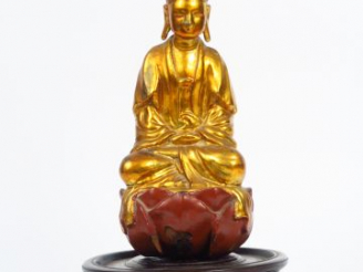 Vente aux enchères Satuette en bois laqué et doré. représentant Guanyn assise en méditati