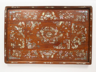 Vente aux enchères Plateau en bois de rose et marqueterie de nacre, décor de papillons, p