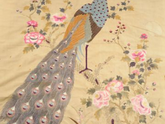 Vente aux enchères Portant de tenture en lin et coton brodé, décor de paon parmi des pivo