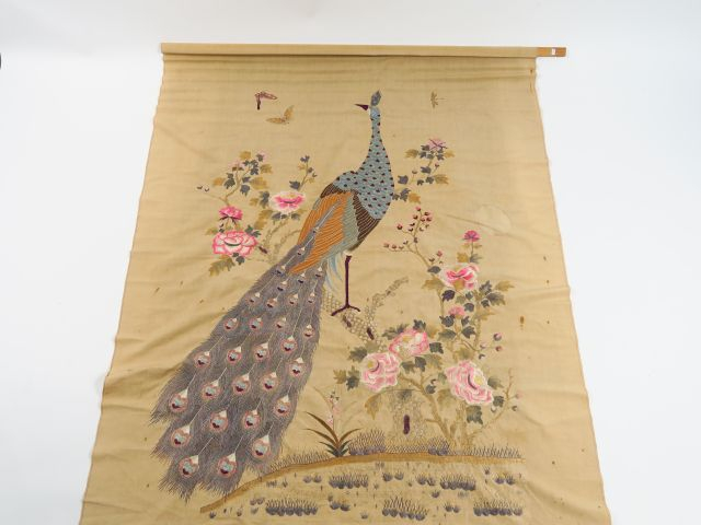 Portant de tenture en lin et coton brodé, décor de paon parmi des pivo