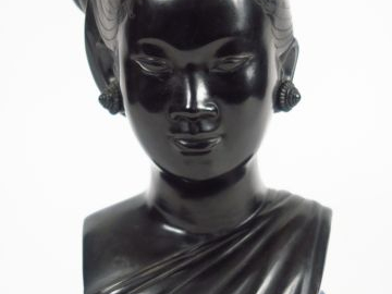 Buste de jeune femme en bronze à patine brune.  Signature illisible. H