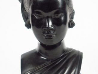 Vente aux enchères Buste de jeune femme en bronze à patine brune.  Signature illisible. H