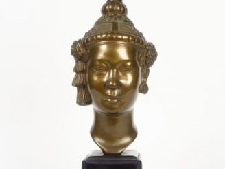 Vente aux enchères GIA-LOI. Tête de danseuse vietnamienne en cuivre.  Signée.  H. sans le