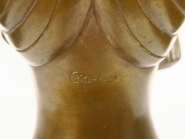GIA-LOI. Tête de danseuse vietnamienne en cuivre.  Signée.  H. sans le