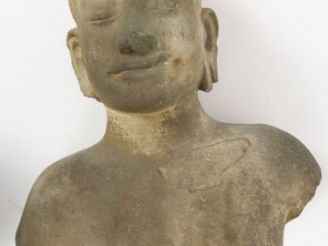 Vente aux enchères Torse de Bouddha en gré, le visage esquissant un léger sourire. Lopbur
