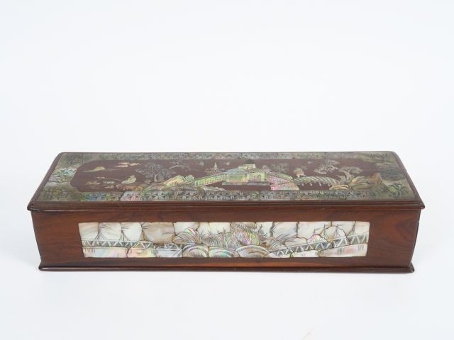 Coffret à gants en bois de rose et incrustations de nacre.  Indochine,