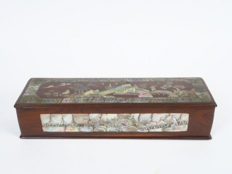 Vente aux enchères Coffret à gants en bois de rose et incrustations de nacre.  Indochine,