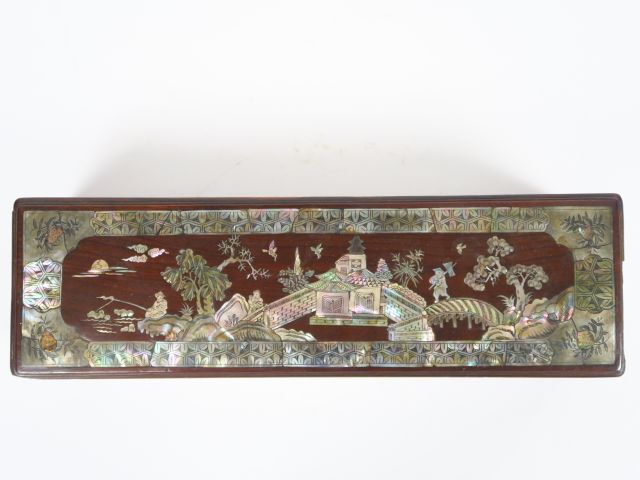 Coffret à gants en bois de rose et incrustations de nacre.  Indochine,