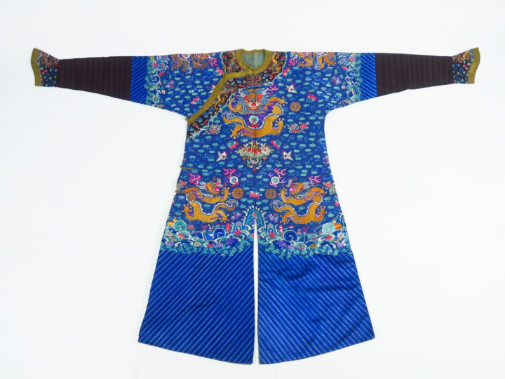 Robe en soie et satin de soie, à décor brodés de fils or et polychrome