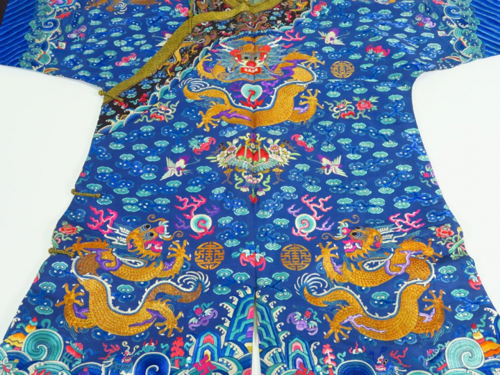 Robe en soie et satin de soie, à décor brodés de fils or et polychrome