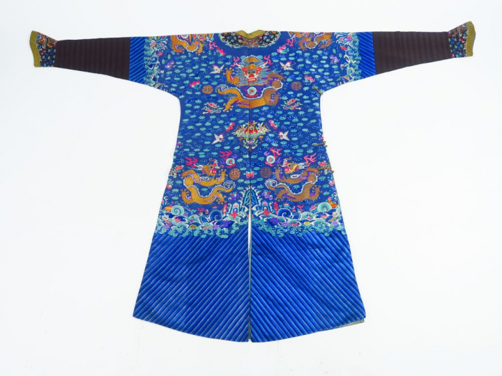 Robe en soie et satin de soie, à décor brodés de fils or et polychrome