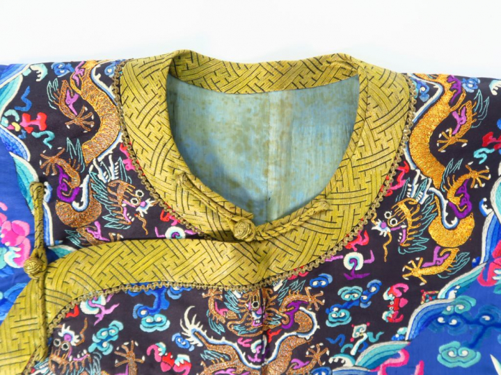 Robe en soie et satin de soie, à décor brodés de fils or et polychrome