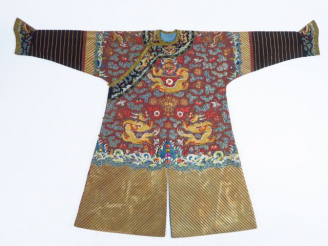 Vente aux enchères Robe de cérémonie en soie et lin brodé, polychromie et fil d'or reposa
