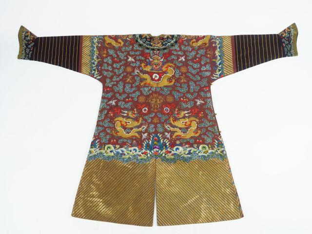 Robe de cérémonie en soie et lin brodé, polychromie et fil d'or reposa