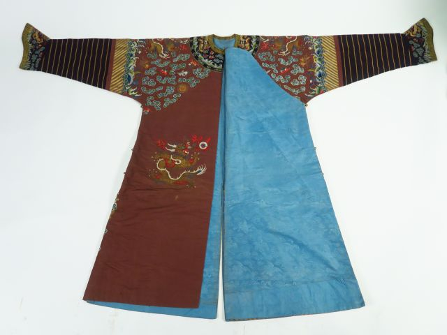 Robe de cérémonie en soie et lin brodé, polychromie et fil d'or reposa