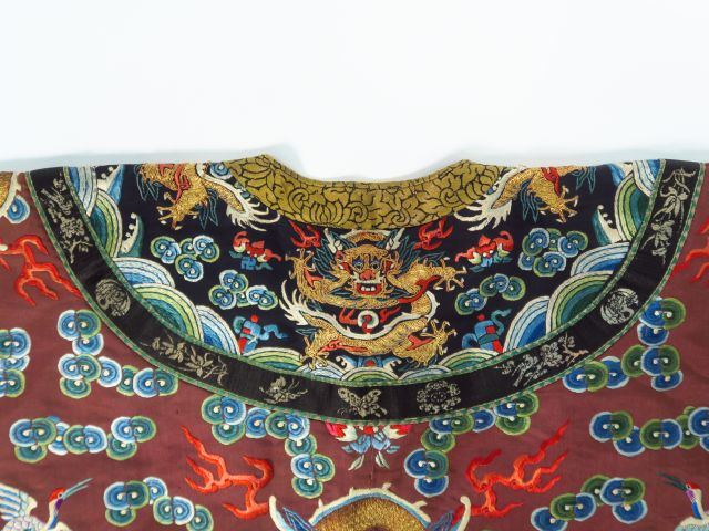 Robe de cérémonie en soie et lin brodé, polychromie et fil d'or reposa