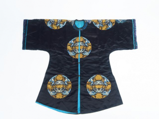 Vente aux enchères Robe en soie et lin brodé, décor de huit médaillons finement brodés de