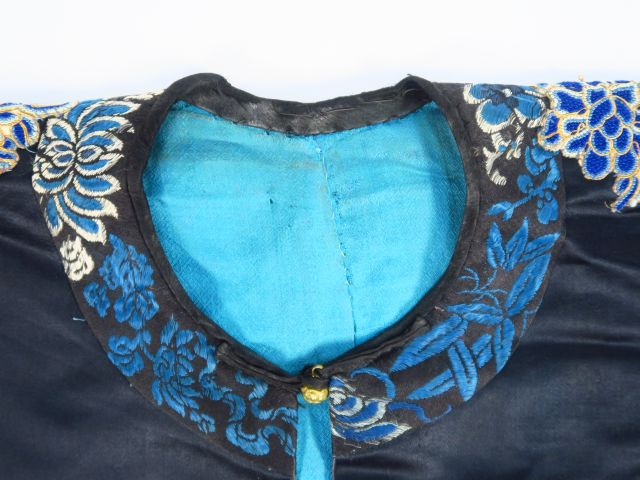 Robe en soie et lin brodé, décor de huit médaillons finement brodés de