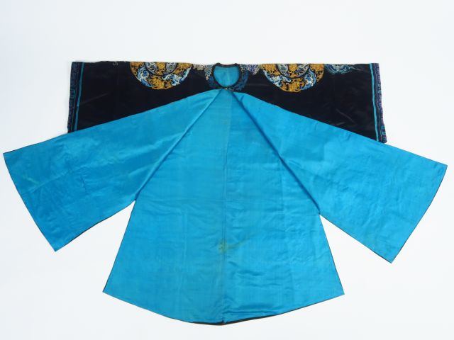 Robe en soie et lin brodé, décor de huit médaillons finement brodés de