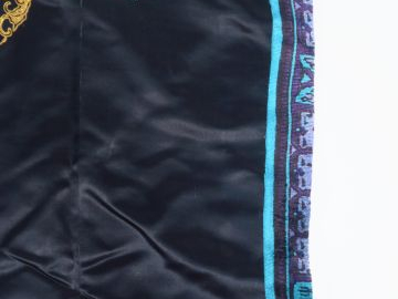 Robe en soie et lin brodé, décor de huit médaillons finement brodés de