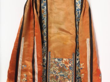 Jupe en lin et satin de soie, décor de lions bouddhiques, papillons et