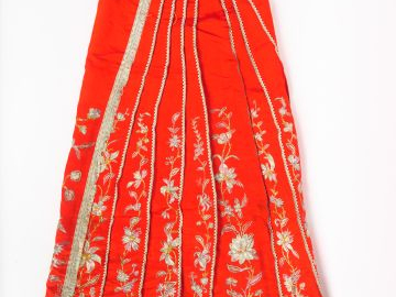 Jupe en coton et lin brodé, décor de motifs de fleurs.  Chine, fin du 