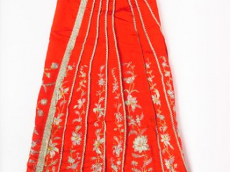 Vente aux enchères Jupe en coton et lin brodé, décor de motifs de fleurs.  Chine, fin du 