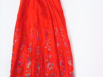 Jupe en coton et lin brodé, décor de motifs de fleurs.  Chine, fin du 