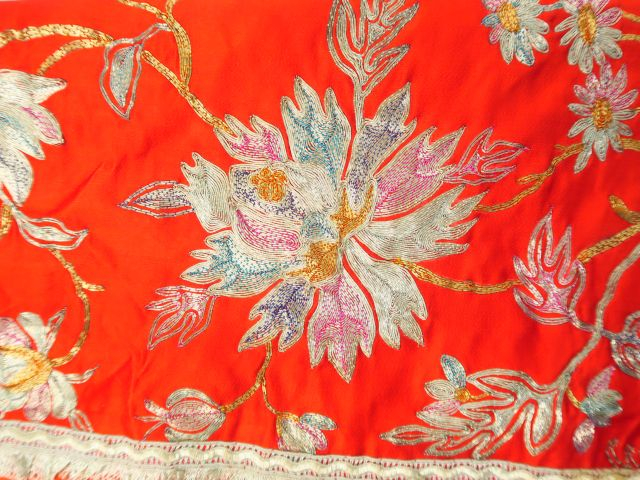 Jupe en coton et lin brodé, décor de motifs de fleurs.  Chine, fin du 