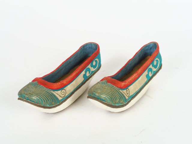 Paire de chaussures en lin brodé. Chine, vers 1900.