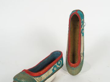 Paire de chaussures en lin brodé. Chine, vers 1900.