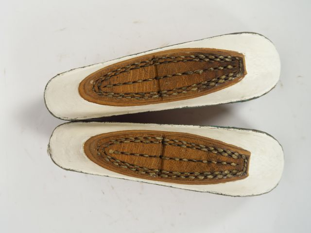 Paire de chaussures en lin brodé. Chine, vers 1900.