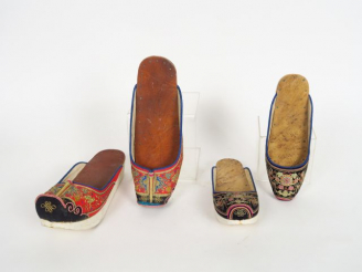 Vente aux enchères Deux paires de chaussures en soie brodée. Chine, fin du XIXème siècle.