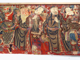 Vente aux enchères Grand devant d’autel brodé, représentant des divinités taoïstes. Chine