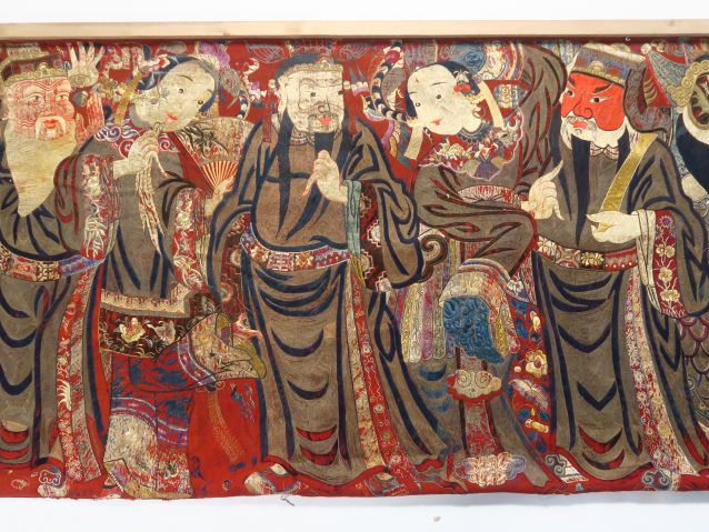 Grand devant d’autel brodé, représentant des divinités taoïstes. Chine