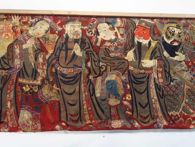 Grand devant d’autel brodé, représentant des divinités taoïstes. Chine