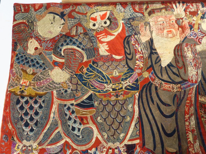 Grand devant d’autel brodé, représentant des divinités taoïstes. Chine