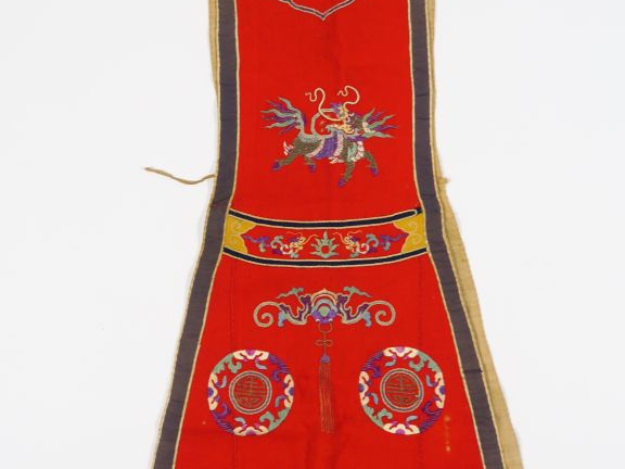 Ensemble de textiles, à décor de fleurs, de dragons etc... (accidents)