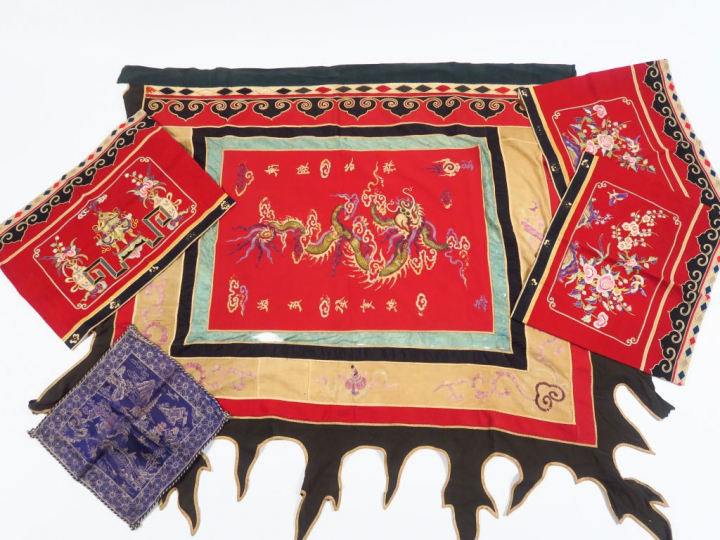 Ensemble de textiles, à décor de fleurs, de dragons etc... (accidents)