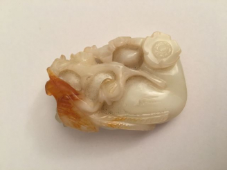 Vente aux enchères Pendentif en jade blanc infusé de rouille, représentant un faisan sur 