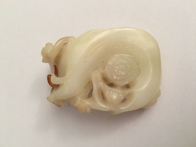 Pendentif en jade blanc infusé de rouille, représentant un faisan sur 