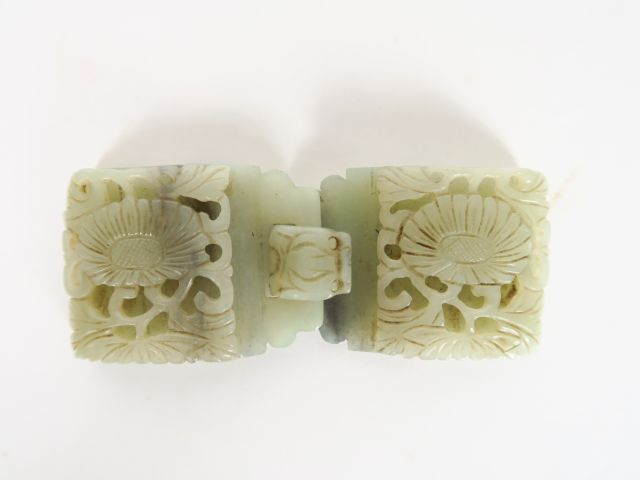 Boucle de ceinture en jade, sculpté de fleurs. Chine, fin XIXème siècl