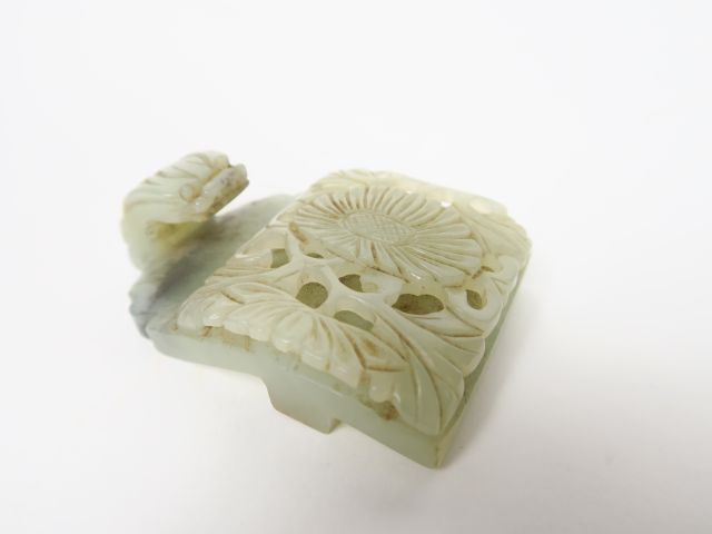Boucle de ceinture en jade, sculpté de fleurs. Chine, fin XIXème siècl